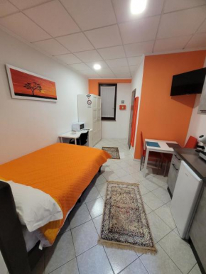 Orange Room - Full and Served Studi